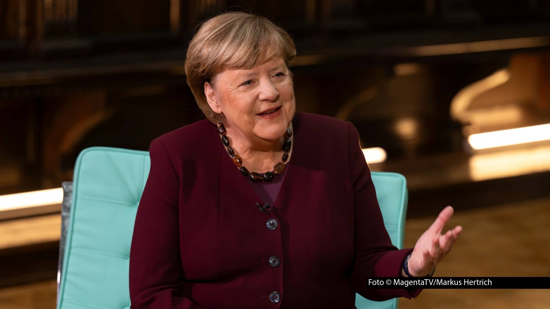 Die ehemalige Bundeskanzlerin Angela Merkel ist zu Gast bei Johannes B. Kerner. In einer neuen Ausgabe von dessen Talk-Reihe „Bestbesetzung“ bei MagentaTV geht es u.a. um ihr neues Leben nach dem Rückzug aus der Politik, ihren Blick auf Deutschland und auch um Fußball. (Foto © MagentaTV/Markus Hertrich)