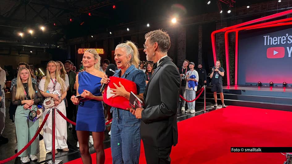 Beim „YouTube Festival“ in Berlin musste Barbara Schöneberger nicht selbst moderieren (sie tat’s dann ein bisschen), sondern nur selbst einen Preis entgegennehmen. Dabei traf sie ihre Youtuber-Kollegin Marie Lina Smyrek und Andreas Briese, den Deutschlandchef der Videoplattform, u.v.a. Foto © smalltalk