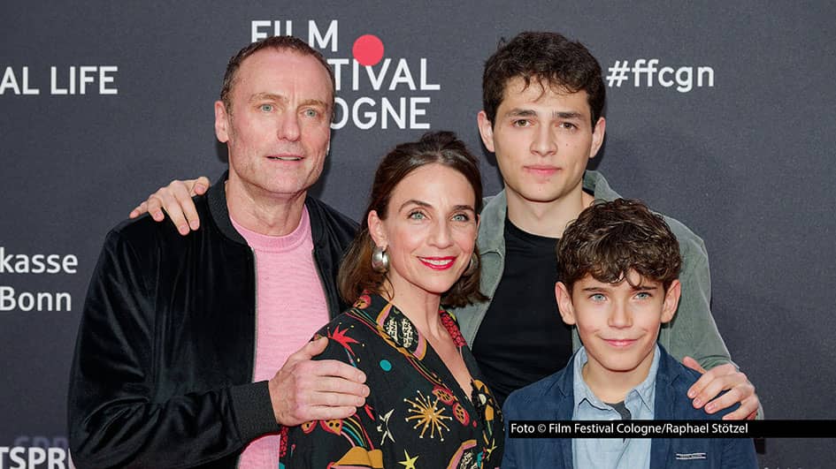 Zur Eröffnung des Film Festival Cologne 2026 lief die Tragikomödie „Doitscha – Alles geht vorüber“ nach dem Roman von Adriana Altaras. Die Hauptdarsteller Mark Waschke, Oriana Schrage, Yahli Yogev und Adam Lukas waren in der Domstadt vor Ort. Das Festival läuft noch bis zum 5. November. (Foto © Film Festival Cologne/Raphael Stötzel)
