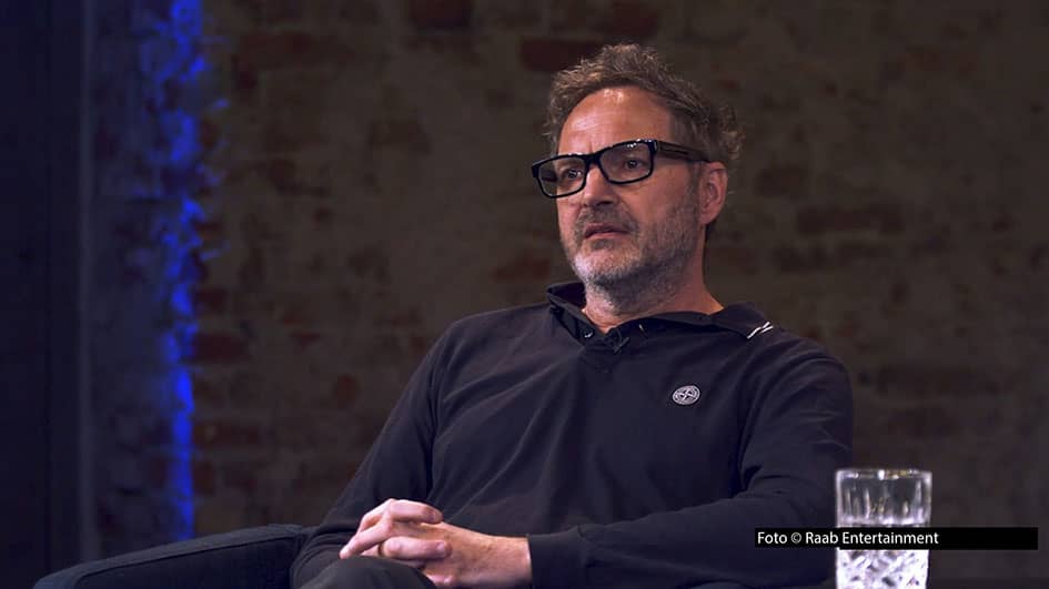 Wegen des Todes eines Familienmitglieds sagte Star-Comedian Paul Panzer im Frühjahr alle seine Auftritte ab. Im Video-Podcast „Betreff: Leben – die Sprechstunde mit Hans Sigl“ äußert er sich nun zum ersten Mal und in aller Offenheit über die Frage, wen er verloren hat. (Foto © Raab Entertainment)