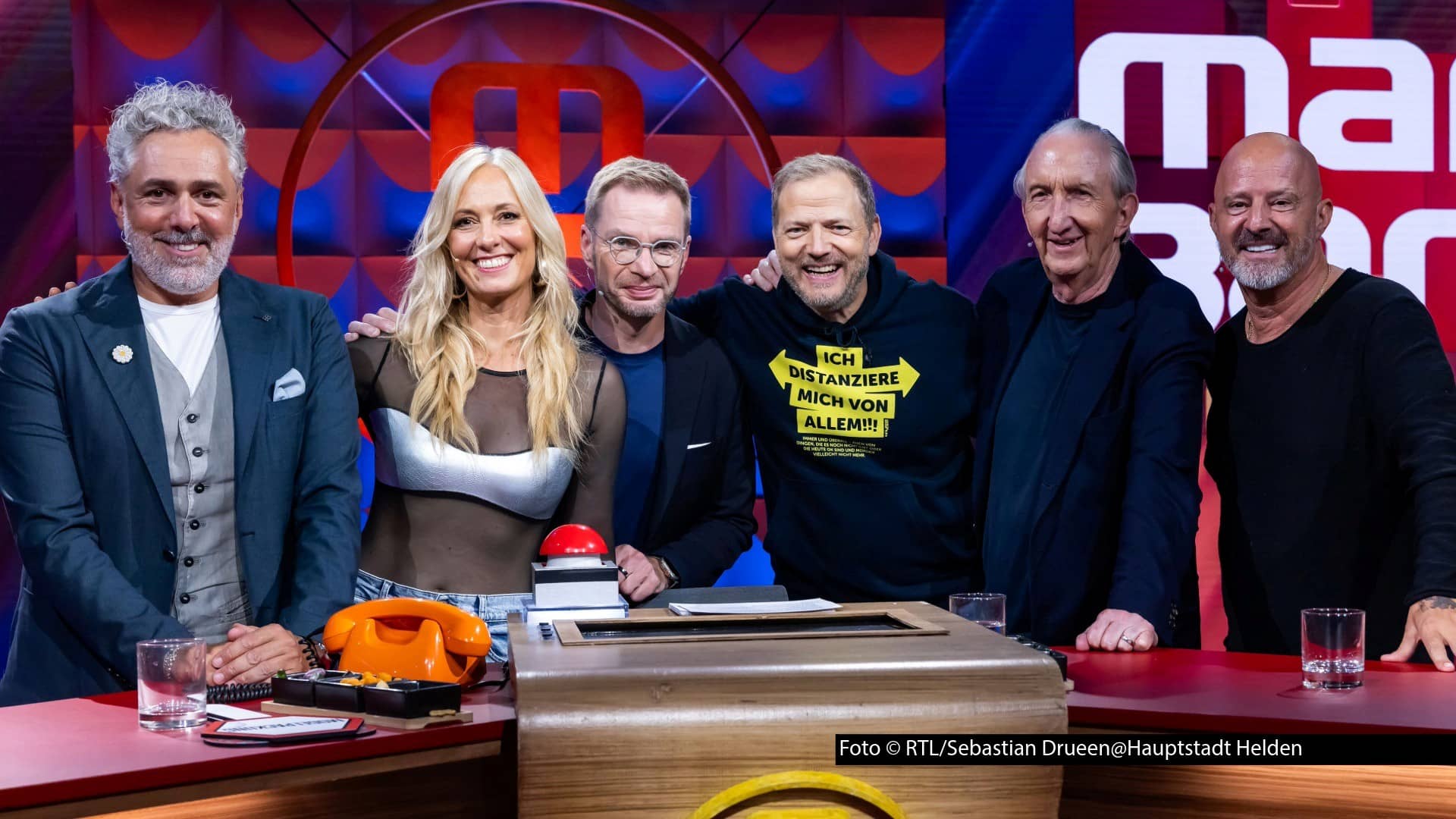 Eine neue Ausgabe von „Mario Barth deckt auf!“ steht am 21. Oktober bei RTL auf dem Programm. Der Gast- und Namensgeber der Show begrüßt diesmal neben Steuerzahlerpräsident Reiner Holznagel auch Roland Trettl, Angela Finger-Erben, Mike Krüger und Detlef Steves. (Foto © RTL/Sebastian Drueen@Hauptstadt Helden)