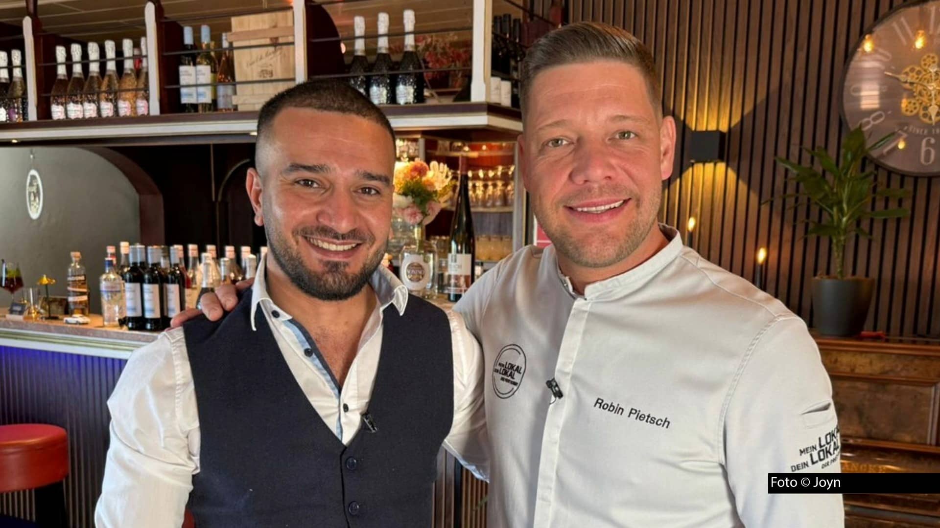 Zwei-Sterne-Koch Robin Pietsch ist ab dem 26. Oktober an der Ostsee unterwegs. Er begleitet als Host die neue „Mein Lokal, Dein Lokal“-Woche auf Kabel Eins, zu der sich fünf Gastronomen aus Lübeck und Scharbeutz treffen. Dabei ist auch Sherif mit seinem mediterranen Restaurant „Maseya“.