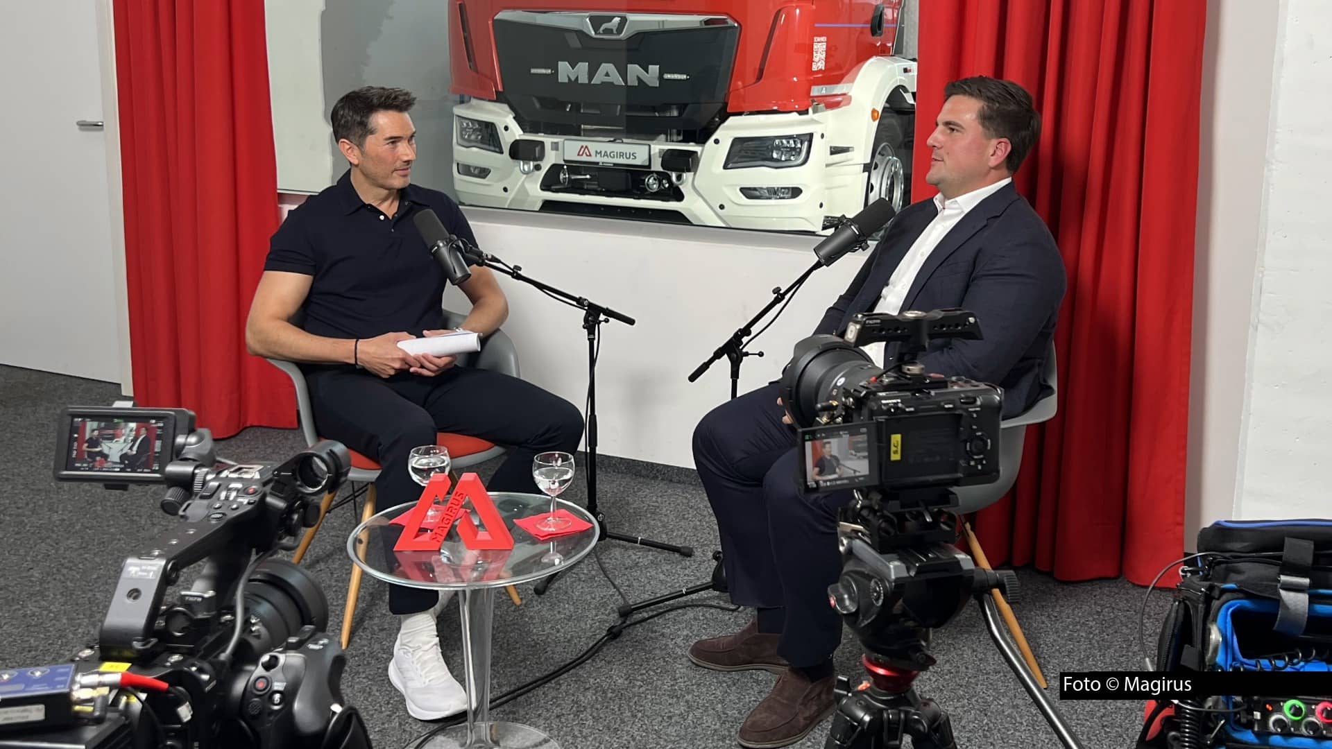 Alle zwei Wochen führt Moderator Stefan Gödde ab sofort durch den Podcast „Protected“, in dem es um Sicherheit und weitere gesellschaftlich relevante Themen geht. Erster Gast ist der Magirus-CEO Fatmir Veselaj. Es folgen u.a. Ex-EU-Parlamentspräsident Martin Schulz sowie Kanu-Olympiasieger und Feuerwehrmann Jan Vandrey. (Foto © Magirus)
