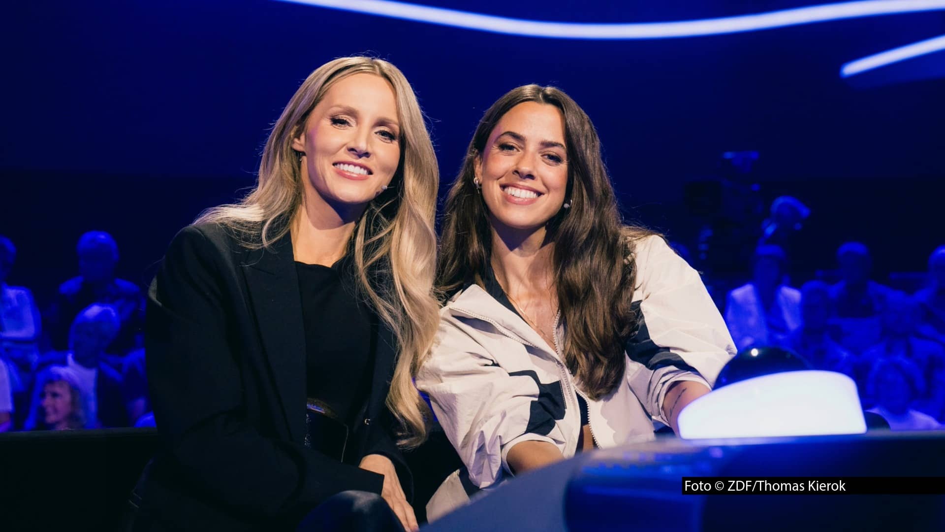 ZDF und ORF 1 zeigen am 21. und 24. Oktober ein zweiteiliges Österreich-Deutschland-Special von Johannes B. Kerners-Show „Der Quiz-Champion“. Die Kandidaten treffen auf länderübergreifende Experten-Duos wie die Sängerinnen Melissa Naschenweng und Vanessa Mai. (Foto © ZDF/Thomas Kierok)