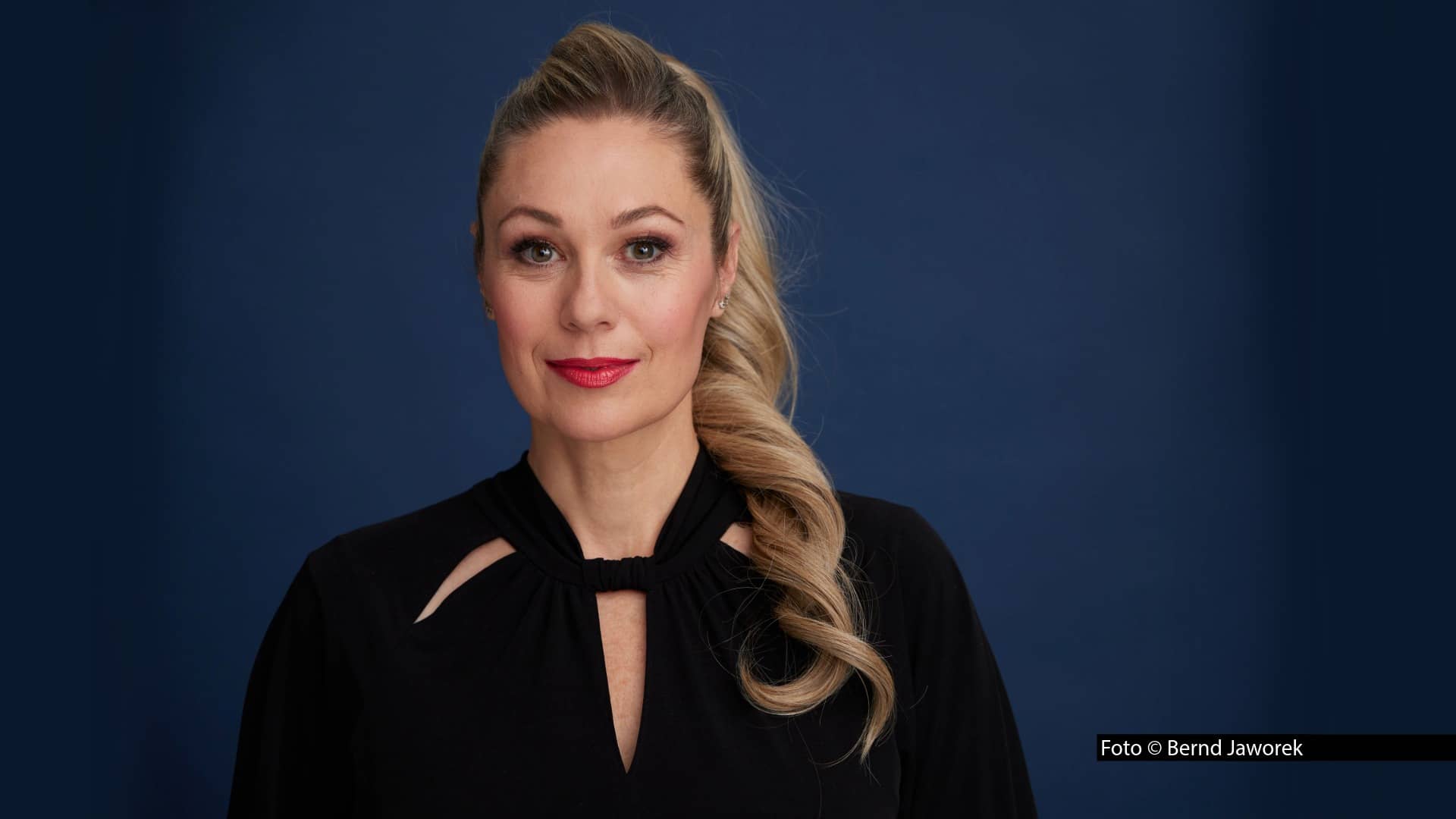 In einer Sonderausgabe ihrer ARD-Talkshow begrüßt Sandra Maischberger heute Abend bereits ab 21:00 Uhr neben den Bundestagsabgeordneten Armin Laschet (CDU) und Hubertus Heil (SPD) auch Moderatorin Ruth Moschner, um die politischen Konsequenzen des gestrigen Doppelwahlsonntags zu diskutieren. Foto © Bernd Jaworek