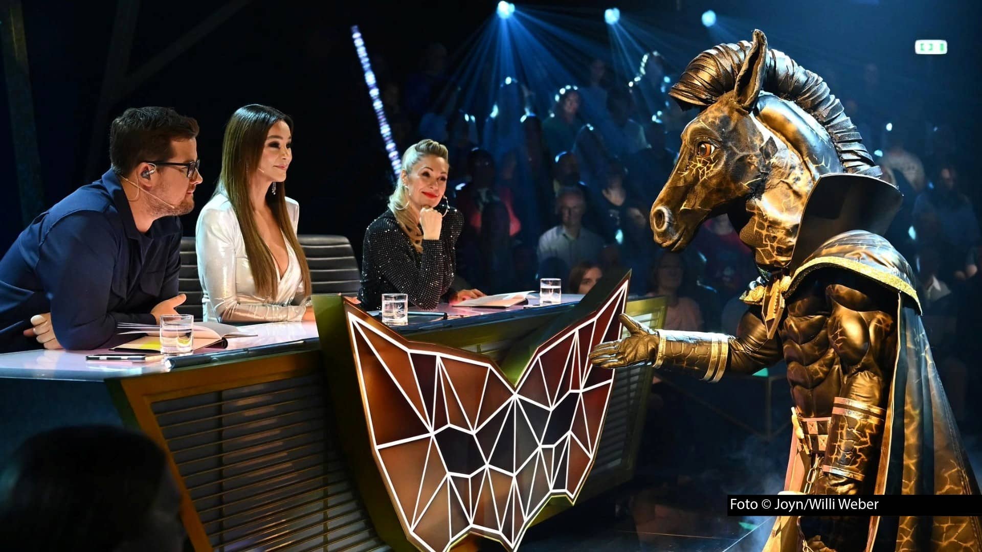 Im Lauf der 13. Staffel von „The Masked Singer“ stand Ruth Moschner bereits selbst maskiert auf der Bühne. Nun unterstützt sie im Finale am 21. Oktober als Gast das Rate-Duo Chris Tall und Verona Pooth. Noch fünf Masken sind im Rennen, darunter auch das stimmgewaltige Schachpferd „P.S.“. (Foto © Joyn/Willi Weber)