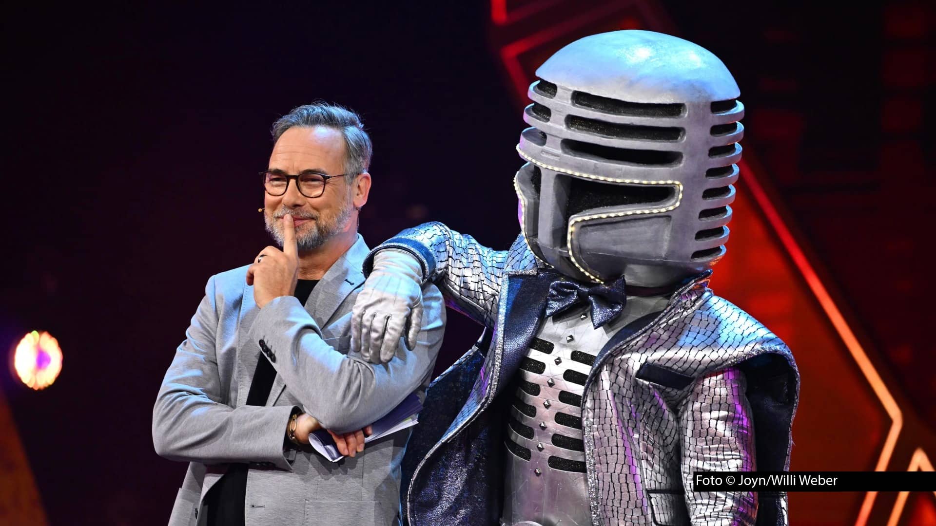 Moderator Matthias Opdenhövel begrüßt am 14. Oktober acht verbliebene Masken im Halbfinale der ProSieben-Show „The Masked Singer“. Darunter ist auch der ebenso stimmgewaltige wie geheimnisvolle „Mr. Mic“. Das Rateteam bekommt diesmal Verstärkung durch Eko Fresh. (Foto © Joyn/Willi Weber)