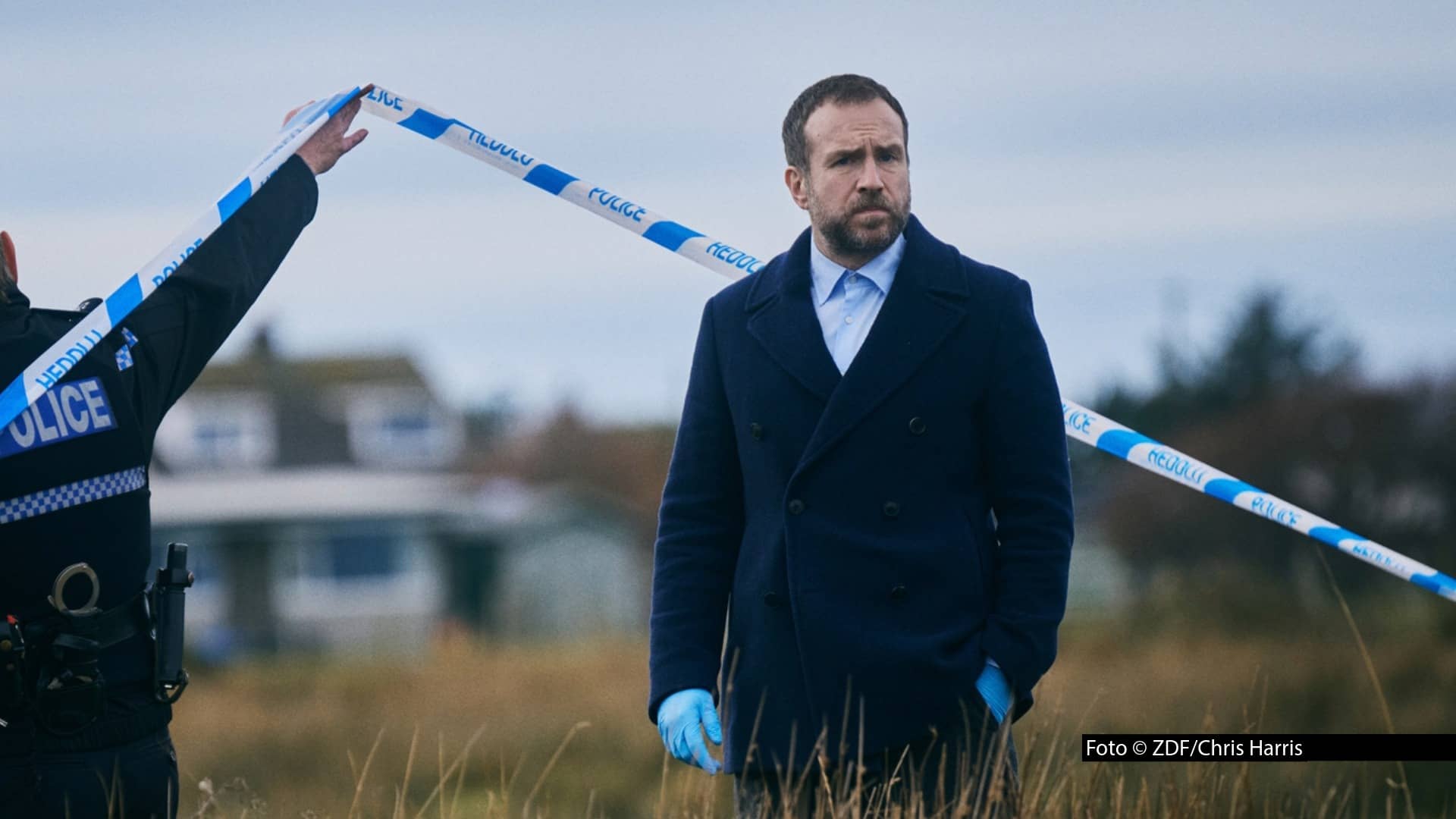 Rafe Spall spielt neben „Yellowstone“-Star Kelly Reilly eine der beiden Hauptfiguren in der in Wales angesiedelten Krimiserie „Under Salt Marsh – Tod in den Salzwiesen“. Das ZDF, das auch als Koproduzent auftritt, strahlt sie ab 18. Oktober linear aus. Streaming-Start ist am 16. Oktober Foto © ZDF/Chris Harris