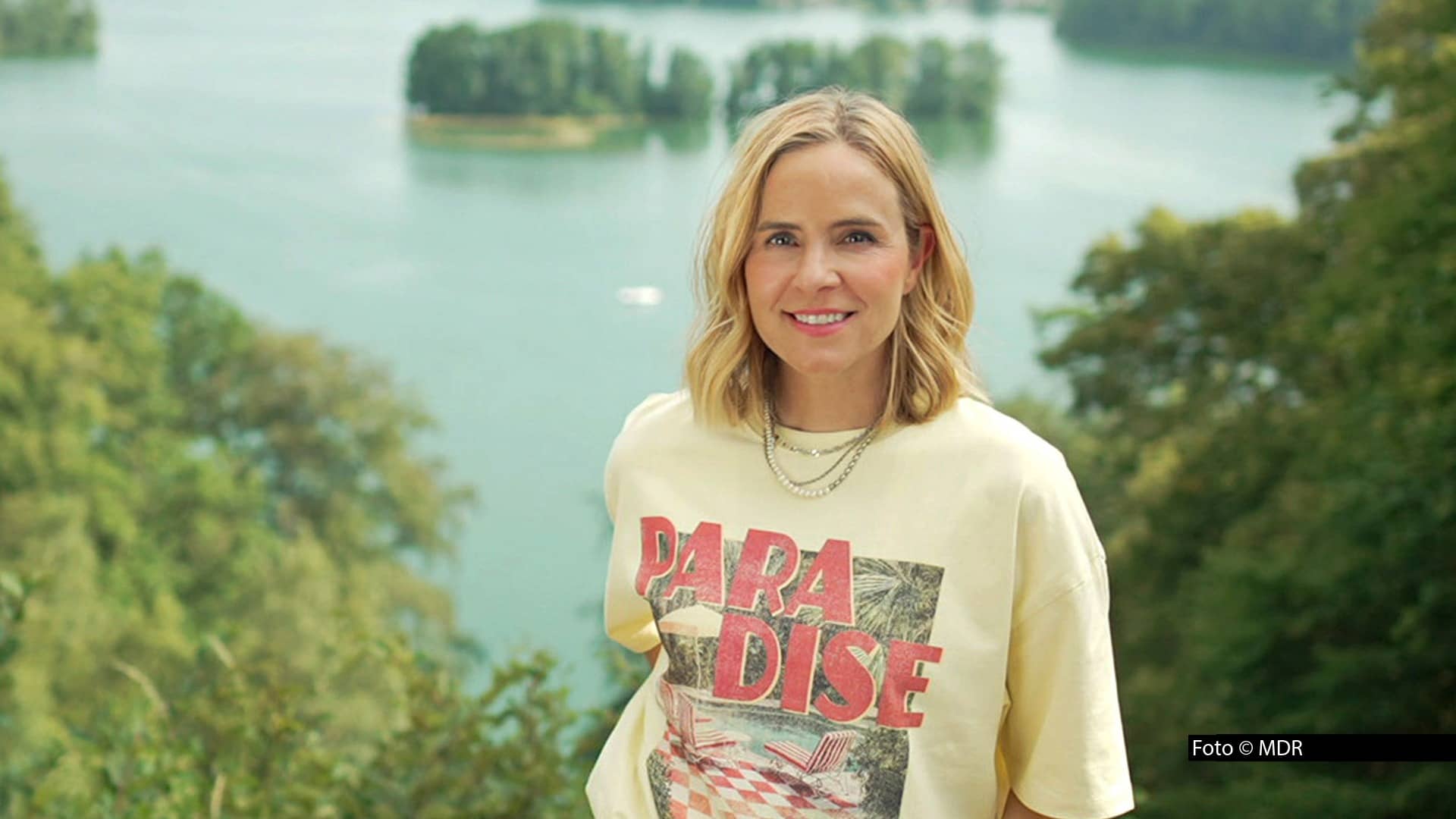 Eine neue Ausgabe der Reportage-Reihe „Wunderschön“ läuft am 1. November im MDR Fernsehen. Stephanie Müller-Spirra reist durch das Naturparadies Feldberger Seen in Mecklenburg. Dort besucht sie u.a. die Heiligen Hallen und das vor allem durch Hans Fallada bekannte Dorf Carwitz. (Foto © MDR)