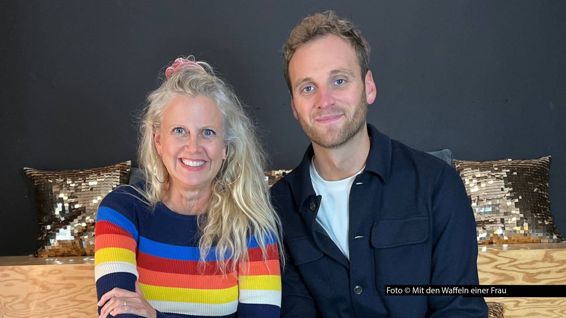 Der Psychologe und Moderator Leon Windscheid ist zu Gast in einer neuen Ausgabe von Barbara Schönebergers Podcast „Mit den Waffeln einer Frau“. Im Gespräch geht’s u.a. um das Thema seiner Doktorarbeit, seinen Millionengewinn bei Günther Jauch und den Umgang mit Mehlmotten. (Foto © Mit den Waffeln einer Frau)